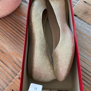 New American Eagle brand gold sparkle flats Size 11. Great for the holidays!